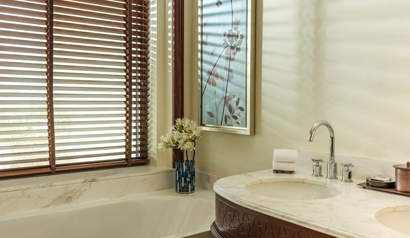 Deluxe Creek View bathroom_9140